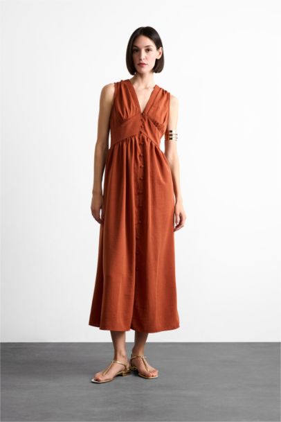 V Neck Buttoned Sleeveless Maxi Dress