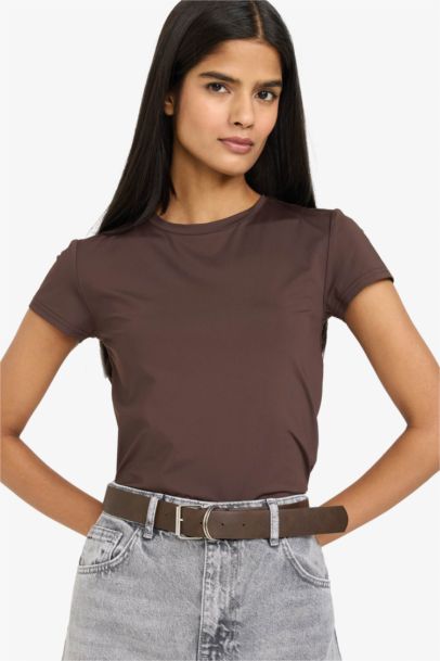 Slim Fit дөңгелек жағалы қысқа жеңді футболка