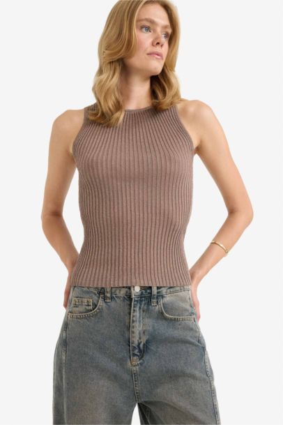 Fitted Crew Neck Knit Blouse