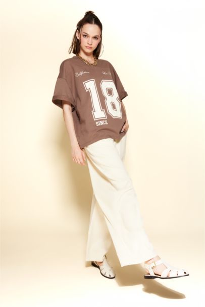 Oversize Geniş Kalıp V Yaka Baskılı Kısa Kollu Tişört