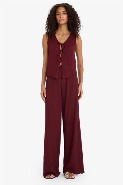 بلوزة كت سليم فيت بياقة V برباط من الأمام