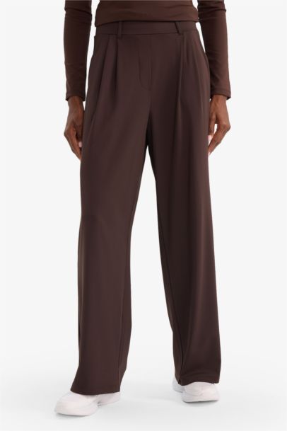 Pantalon de sport longueur cheville et jambes larges