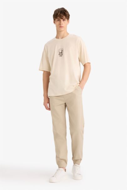 تيشيرت قطن قصة عادية برقبة مستديرة بطبعة من الخلف