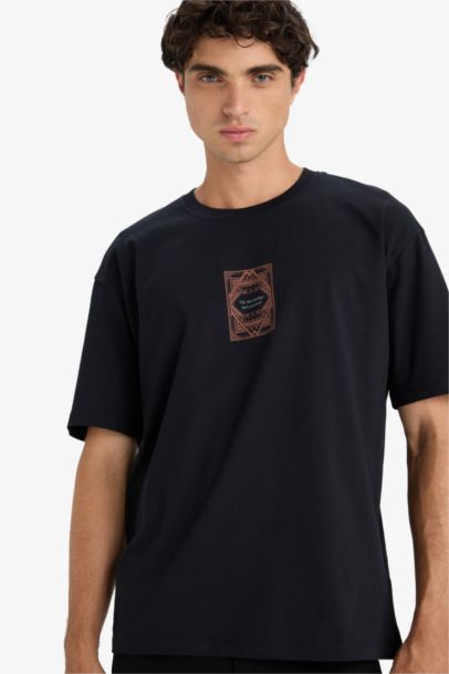 تيشيرت قطن أسود قصة عادية برقبة مستديرة بطبعة من الخلف