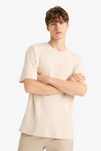 تيشيرت قطن بيج قصة عادية برقبة مستديرة بطبعة من الخلف