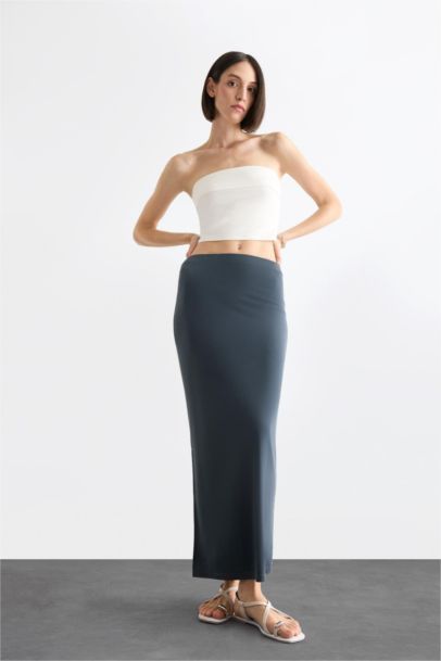 	Slim Fit Dar Kesim Yırtmaçlı Midi Etek