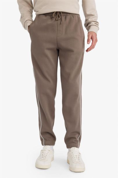 بنطرون بيكيه سليم فيت بأستك من تحت