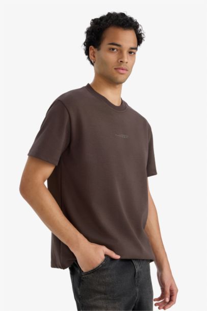 تيشيرت نص كم قصة عادية ورقبة مستديرة