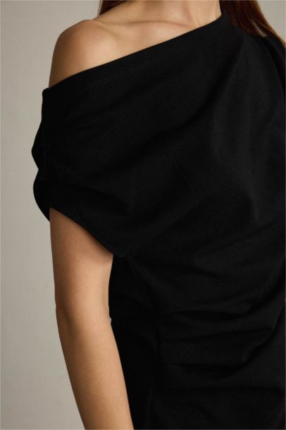 Fitted Basic One Shoulder Black Blouse