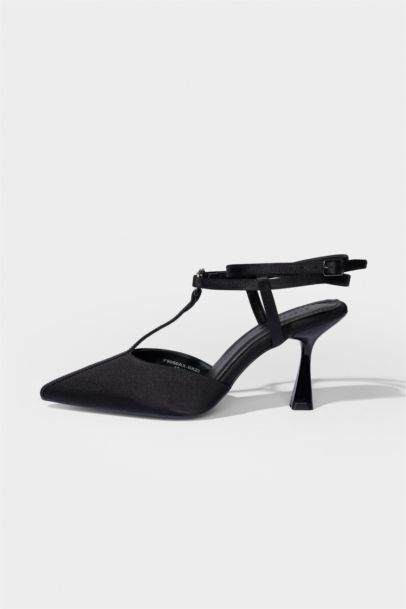 حذاء نسائي بكعب عالي على شكل قلب من DCEY x DeFacto