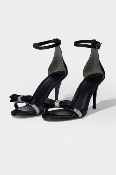 حذاء نسائي بكعب عالي على شكل فيونكة من DCEY x DeFacto