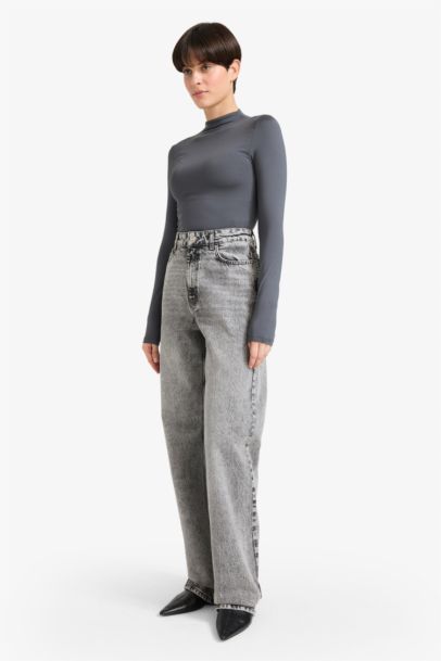 بودي سوت بيزك سادة كم طويل بياقة عالية