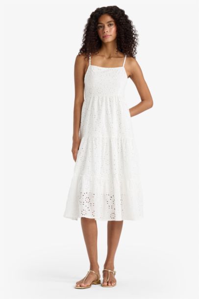 فستان ميدي ابيض مخرم قطن بحمالات وياخة مربعة