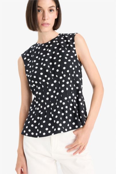 Slim Fit Dar Kesim Bisiklet Yaka Puantiyeli Kolsuz Bluz