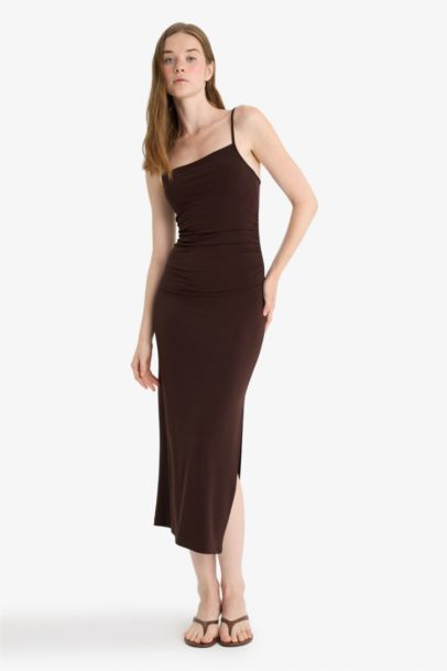 فستان طويل بديكون بدون حمالات