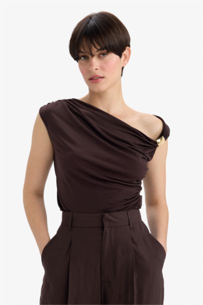 Slim Fit Dar Kesim Tek Omuzlu Toka Detaylı Bluz