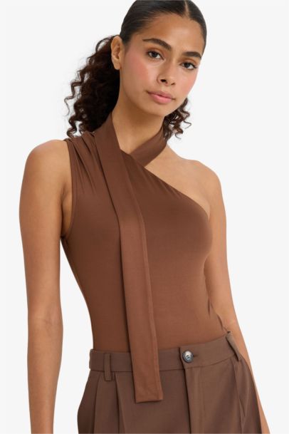 بلوزة بكتف واحد