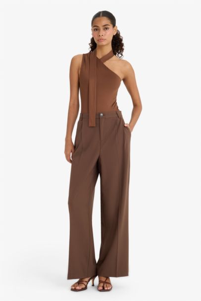 بلوزة بكتف واحد