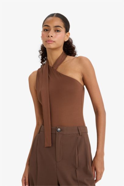 بلوزة بكتف واحد