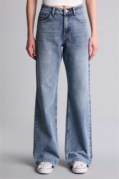 بنطلون جينز قصة مستفيمة واسعة وخصر عالي