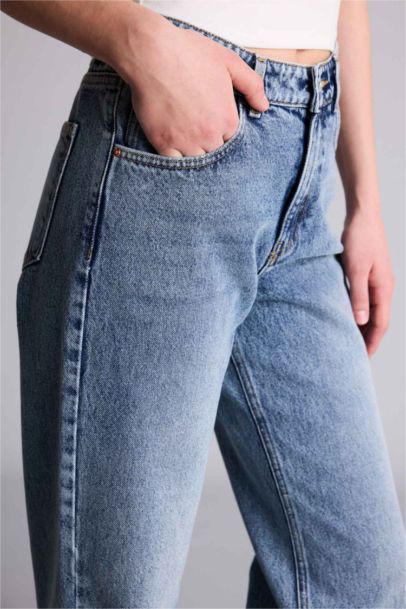 بنطلون جينز قصة مستفيمة واسعة وخصر عالي