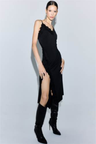 Ассиметричное миди платье с V-образным вырезом и бретелями