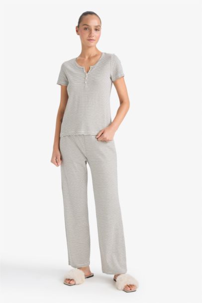 طقم قصة عادية بأكمام قصيرة من قطعتين من Fall in Love