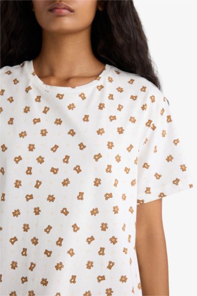 Robe de nuit imprimée à col rond et manches courtes de Fall in Love