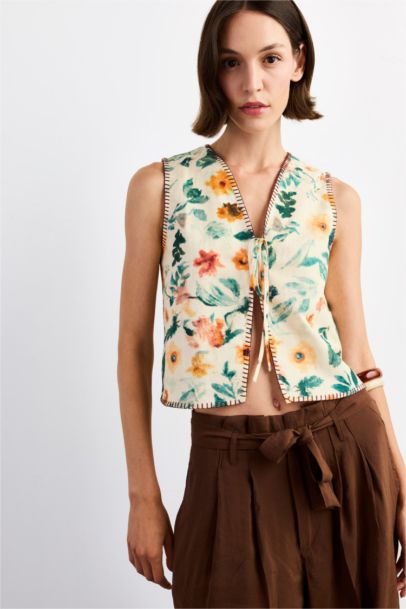 Slim Fit Button Neck Flower Poplin Vest