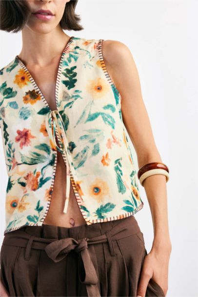 Slim Fit Button Neck Flower Poplin Vest