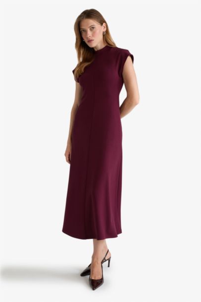 Robe mi-longue à manches courtes et col montant