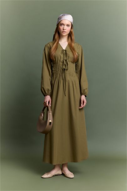 Robe longue en popeline à col V et noeuds à manches longues