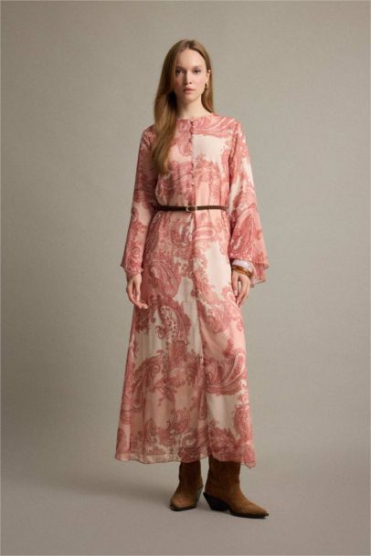 Robe longue en mousseline imprimée à manches longues et ceinture