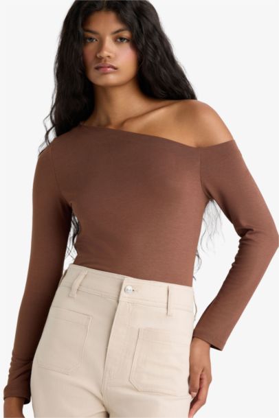 تيشيرت ردن طويل سليم فيت بكتف واحد