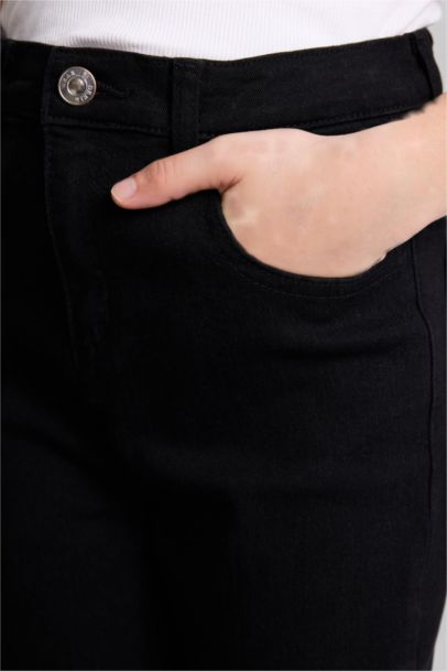 بنطرون جينز سكيني فيت برجل ضيق