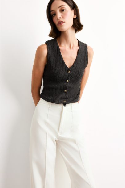 بلوزة كت منسوج مخصر بياخة V بأزرار