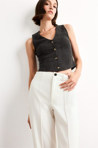 بلوزة كت منسوج مخصر بياخة V بأزرار