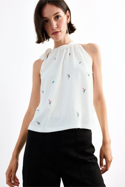 بلوزة نص ردن بياخة مستديرة