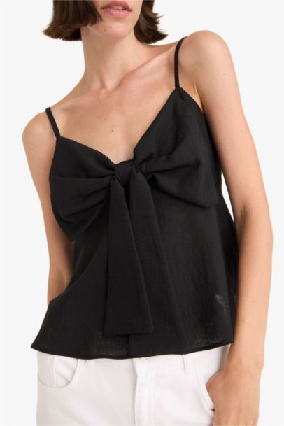 V Yaka Fiyonklu Askılı Bluz