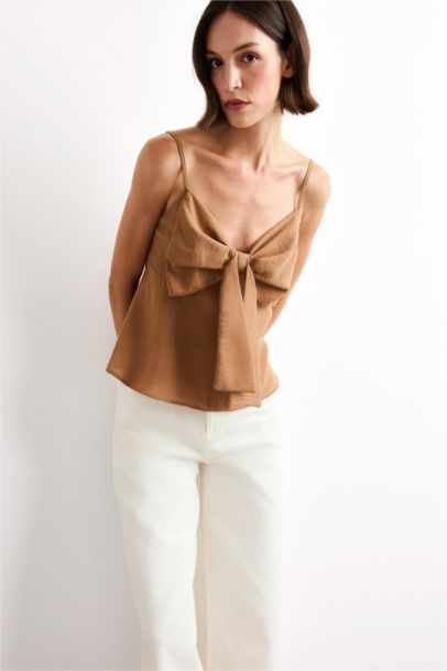 V Yaka Fiyonklu Askılı Bluz