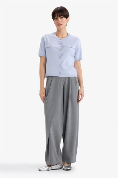 جاكيت تريكو قصة عادية بياقة مستديرة