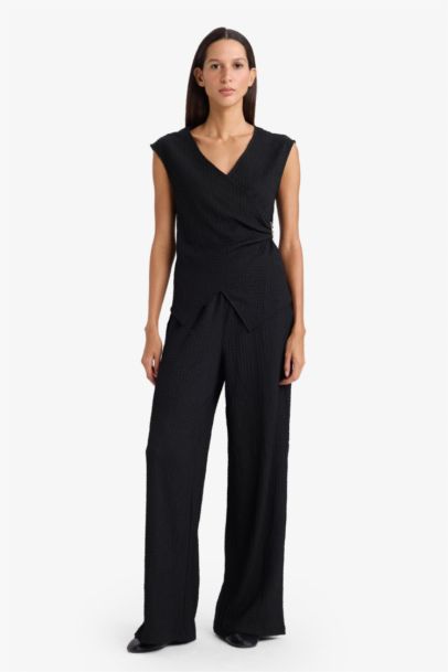 Футболка Slim Fit из ткани букле с запахом и коротким рукавом