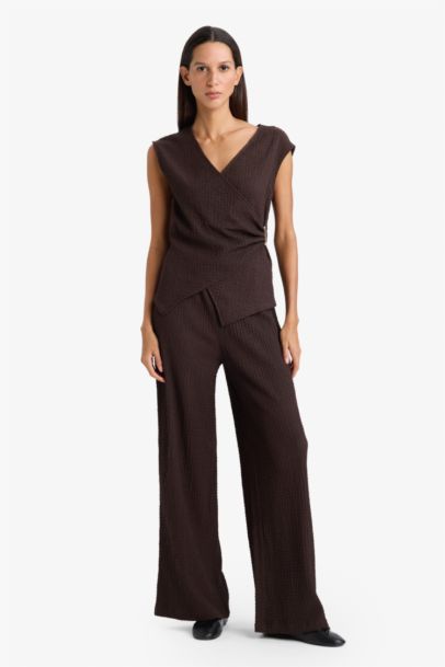 Футболка Slim Fit из ткани букле с запахом и коротким рукавом