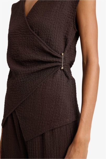 Футболка Slim Fit из ткани букле с запахом и коротким рукавом