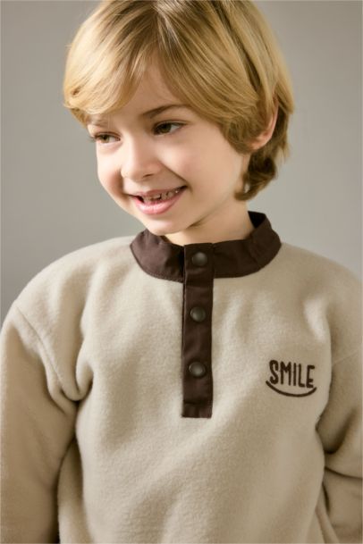 سويت شيرت بيبي ولادي قطيفة بطبعة شعار قصة عادية