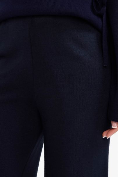 بنطلون تريكو قصة مستقيمة برجل عادية