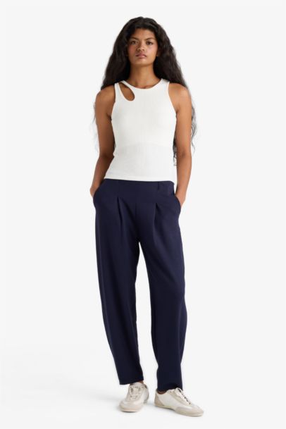 Barrel Fit Pocketed Trousers