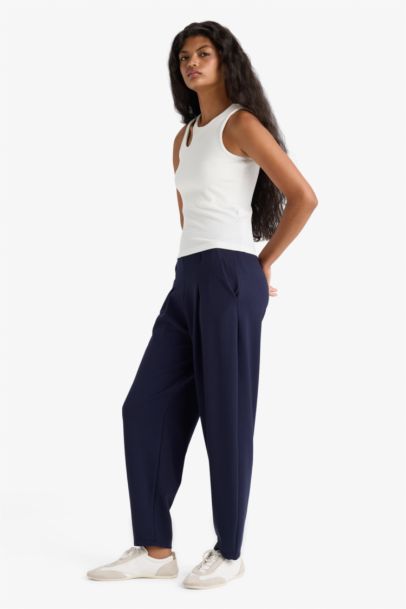 Barrel Fit Pocketed Trousers