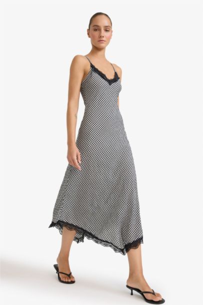 فستان ميدي نص ردن منسوج بياخة V بتفاصيل دانتيل