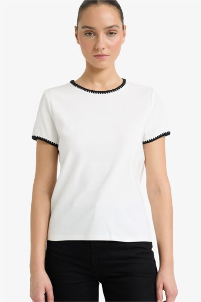 تيشيرت نص كم مضلع سليم فيت برقبة مستديرة